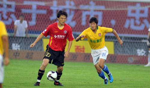 泪目，若塔遗孀被邀请到葡萄牙超级杯现场，全场球迷起立致意