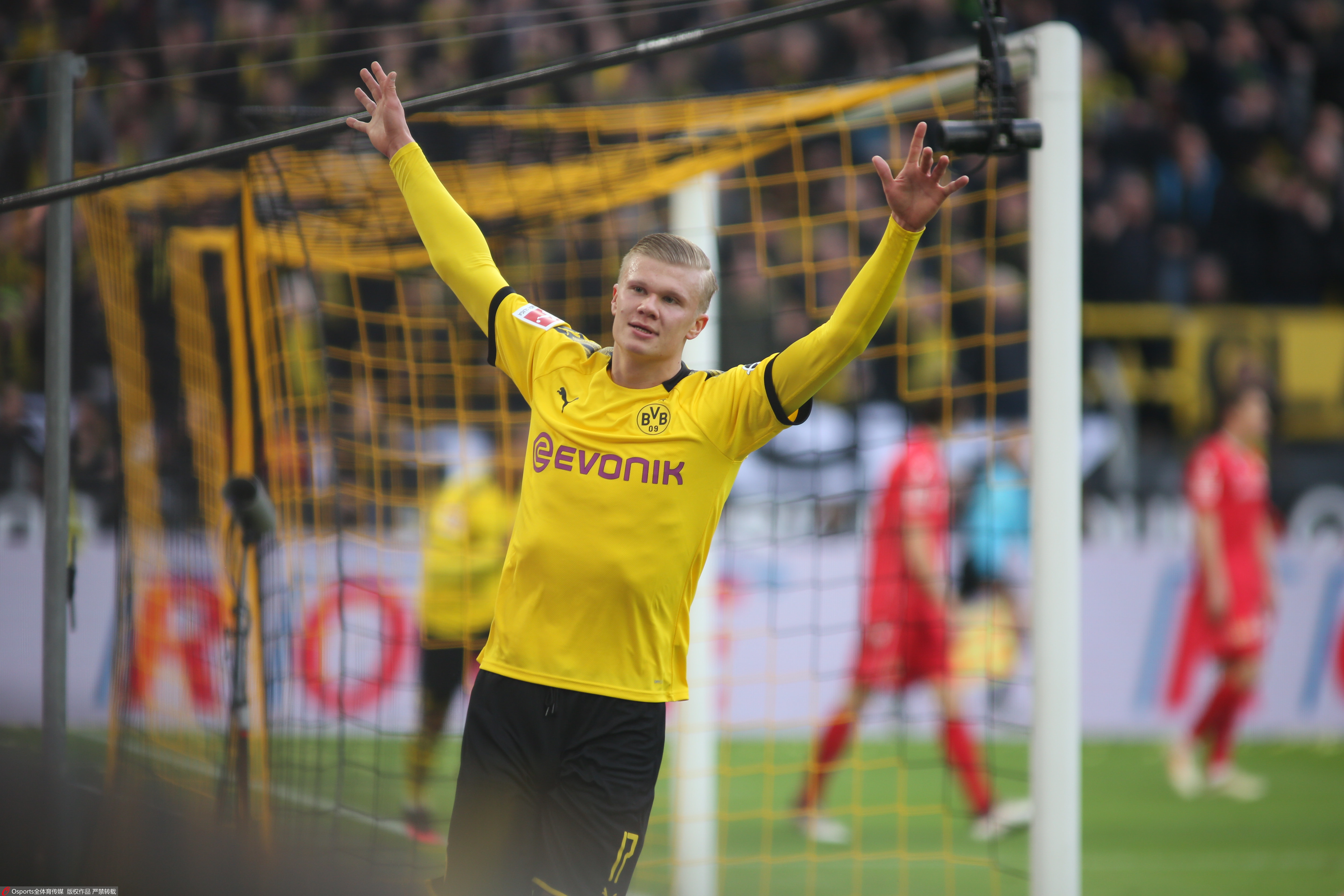 多特4-0十人黄潜，吉拉西双响，阿德耶米、斯文松建功，法比奥-席尔瓦失点