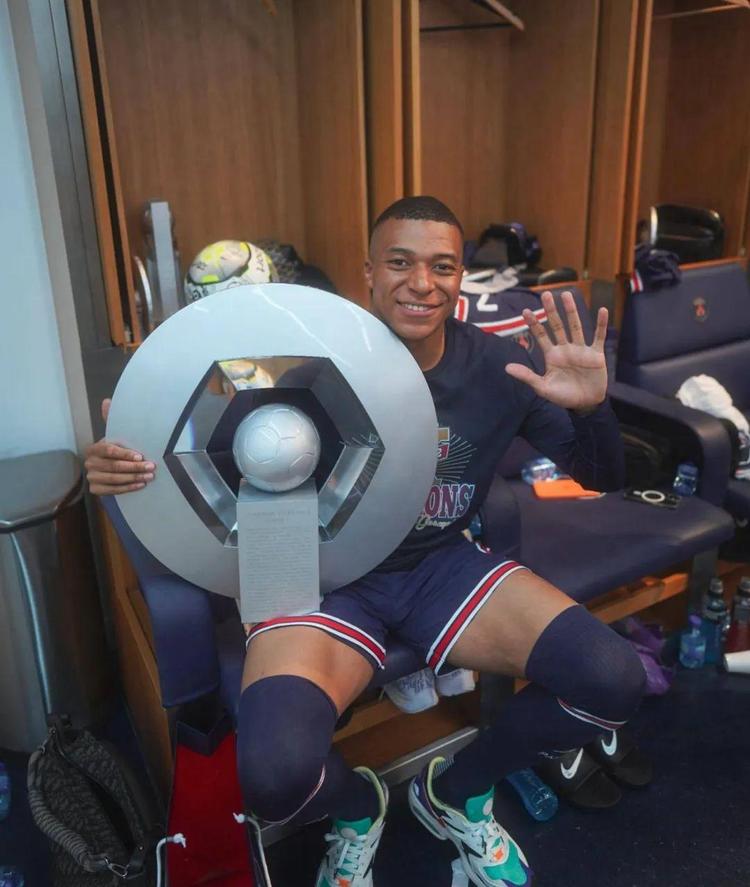 詹姆斯篮下强打稳定胜局