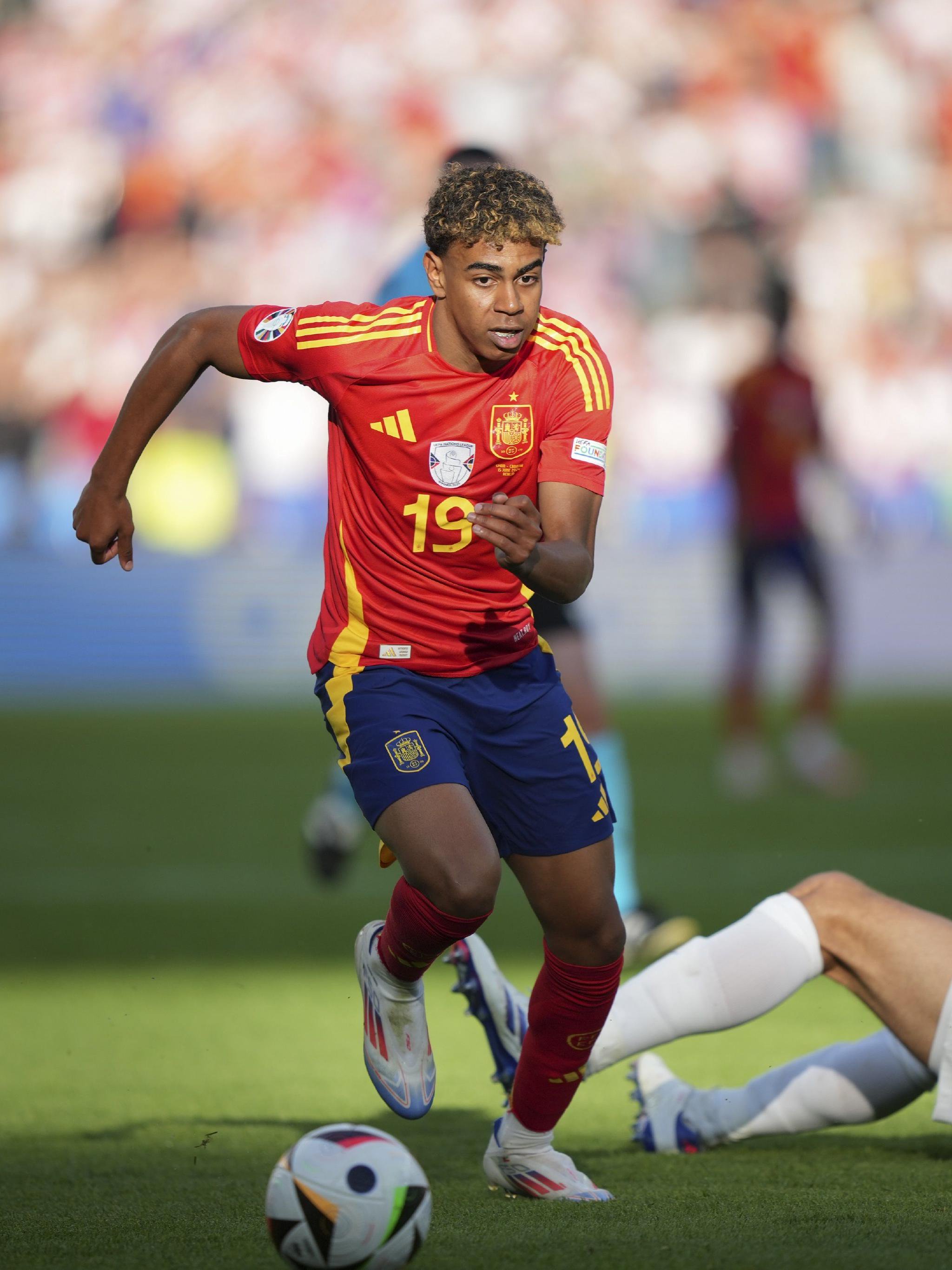 英超曼联和铁锤帮踢平，胖虎大力轰门式传球助攻达洛特种瓜得豆！